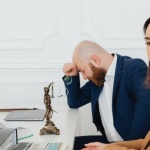 Zu viel auf dem Tisch? So sprichst du mit deinem Vorgesetzten konstruktiv über deine Arbeitsbelastung