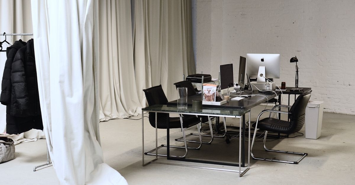 Minimalistisch gestylt: So baust du deine perfekte Büro-Garderobe mit wenigen Lieblingsteilen