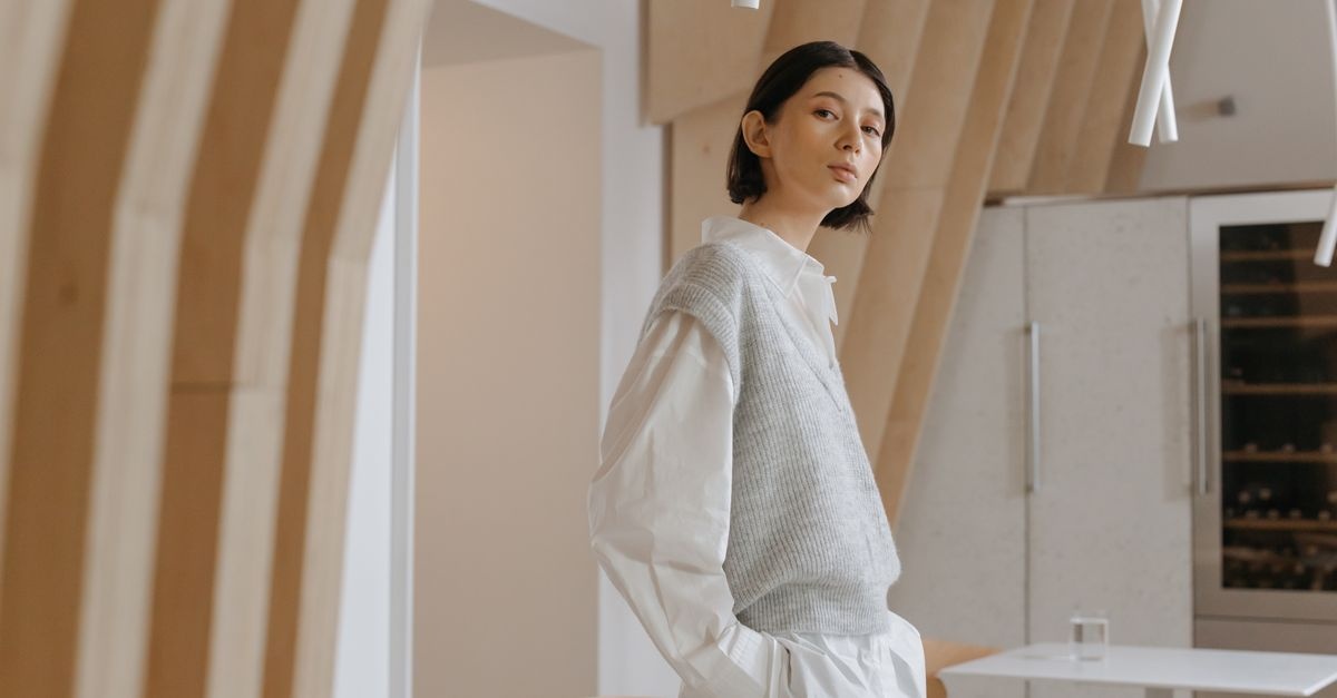 Stilvoll im Office: So kombinierst du Strickwesten modern und professionell
