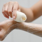 Sanft unter der Dusche: So findest du das perfekte Pflege-Duschgel für trockene Haut