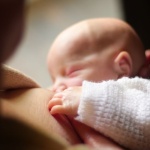So bleibt Muttermilch frisch und sicher: Die besten Tipps zum Aufbewahren, Kühlen & Einfrieren