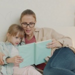 Lesen verbindet: So macht gemeinsames Vorlesen auch mit Leseschwierigkeiten Spaß