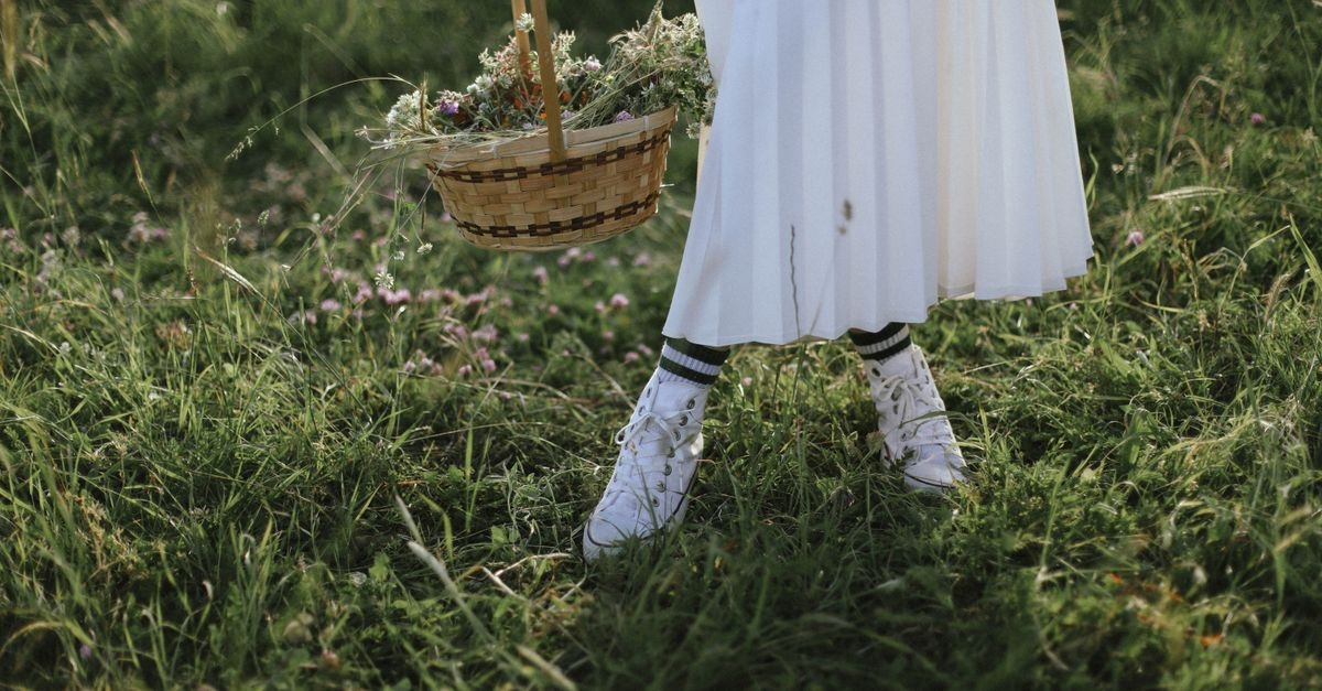 Stylbruch mit Charme: So kombinierst du Sneaker perfekt zum femininen Kleid