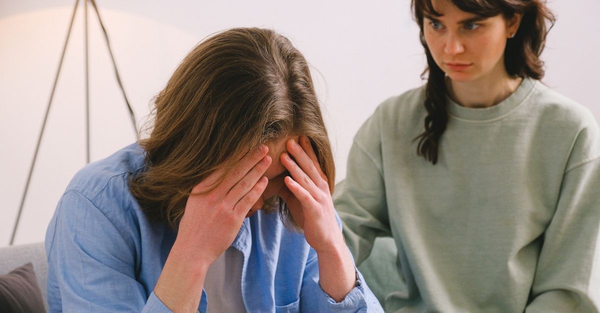 Wenn Liebe weh tut: So kannst du deiner Freundin in einer belastenden Beziehung wirklich helfen
