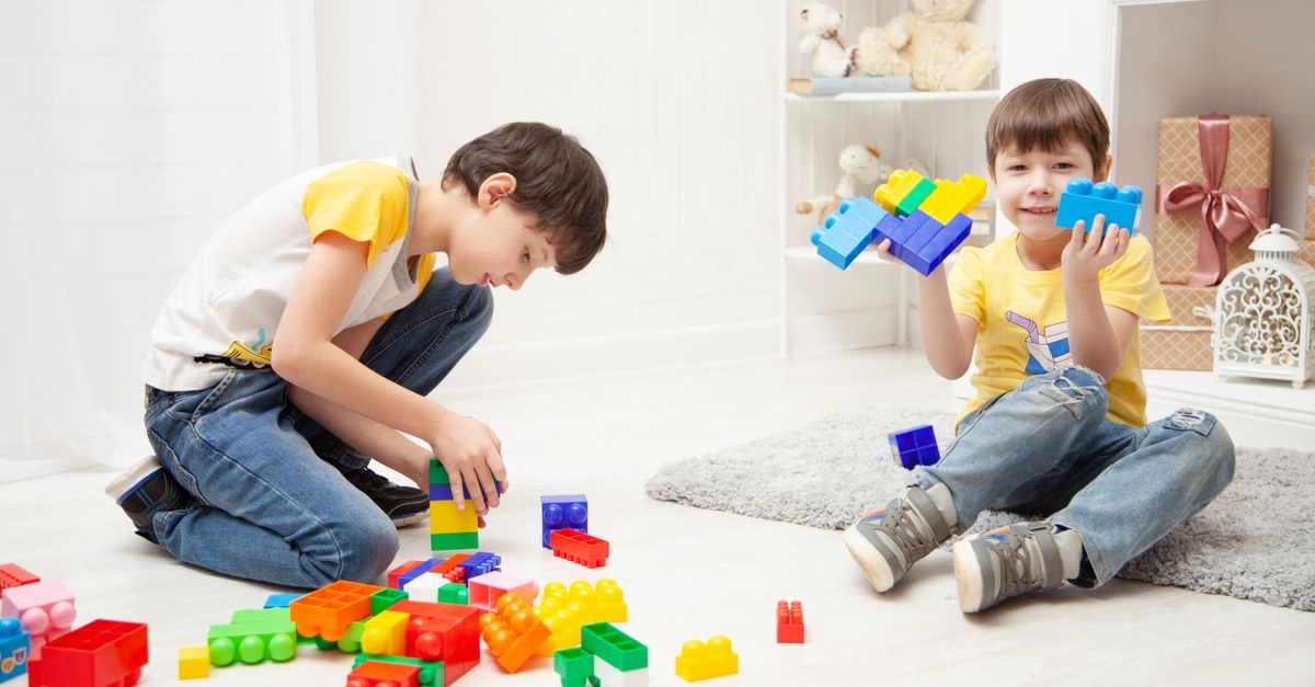 Wenn Kinder um Spielzeug streiten: 7 kreative Wege, den Konflikt fair zu lösen