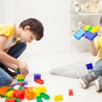 Wenn Kinder um Spielzeug streiten: 7 kreative Wege, den Konflikt fair zu lösen